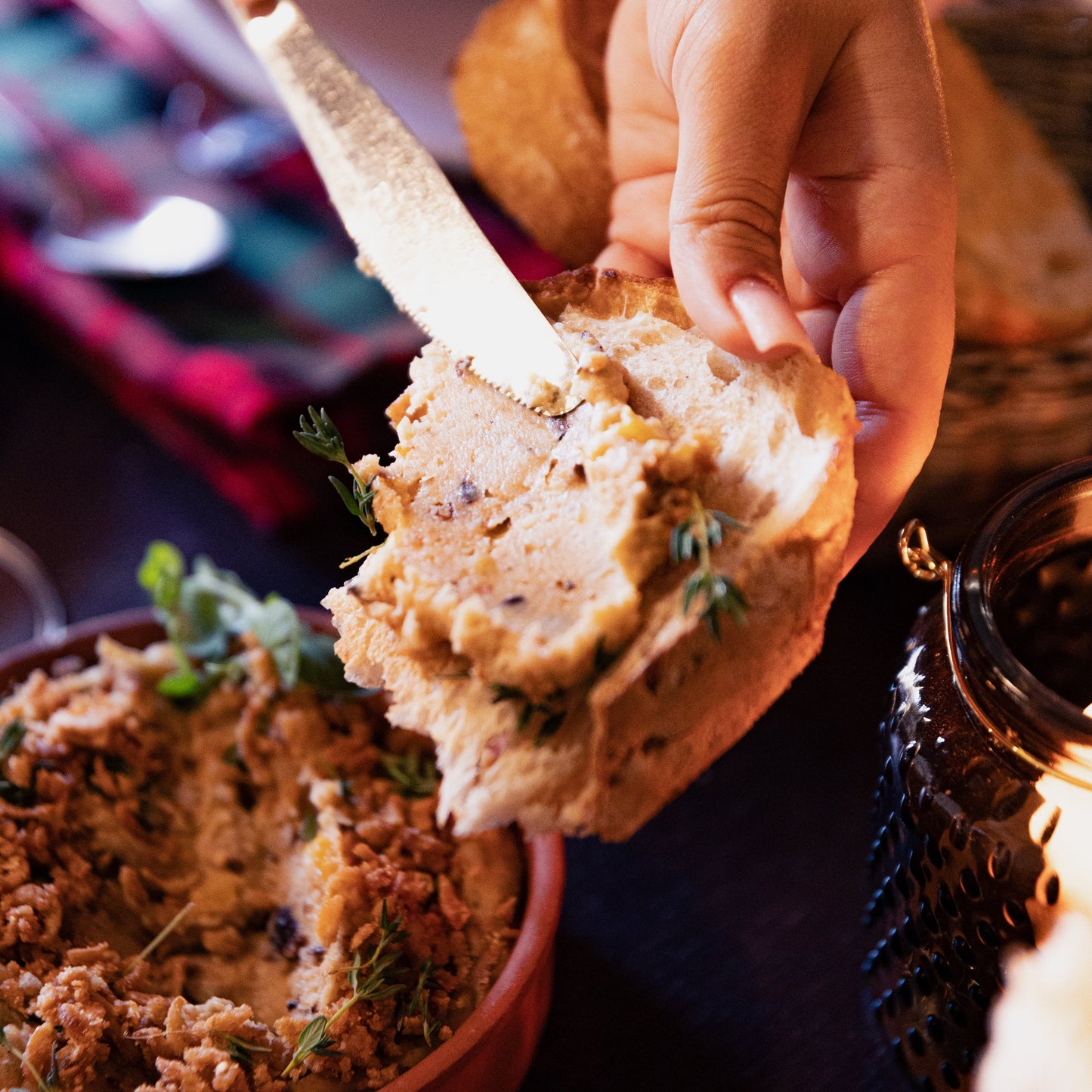 Wegański smalec z jabłkiem, suszoną śliwą i prażoną cebulką