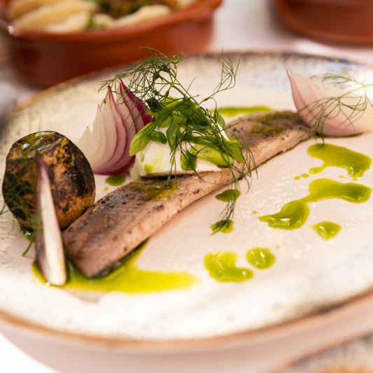 Śledź w śmietanie z zielonym jabłkiem, żurawiną w oliwie koperkowej