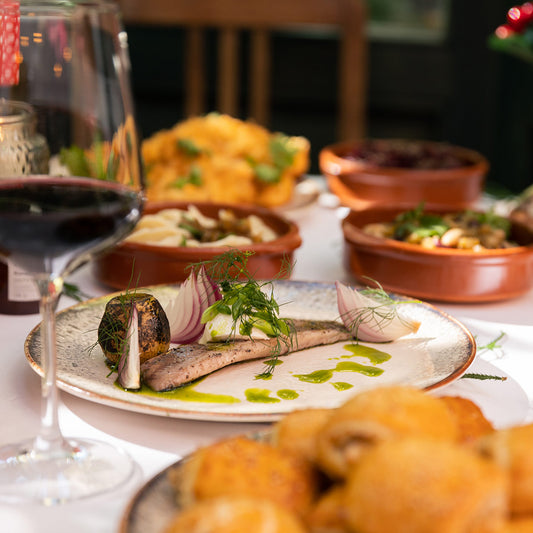 Korzenny śledź w oleju lnianym z musem chrzanowym